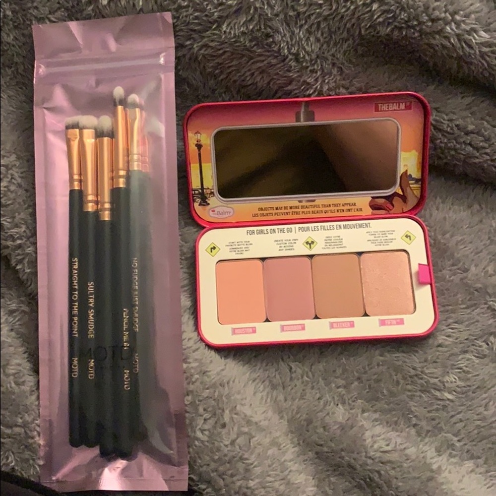 Eyeshadow and brushes
